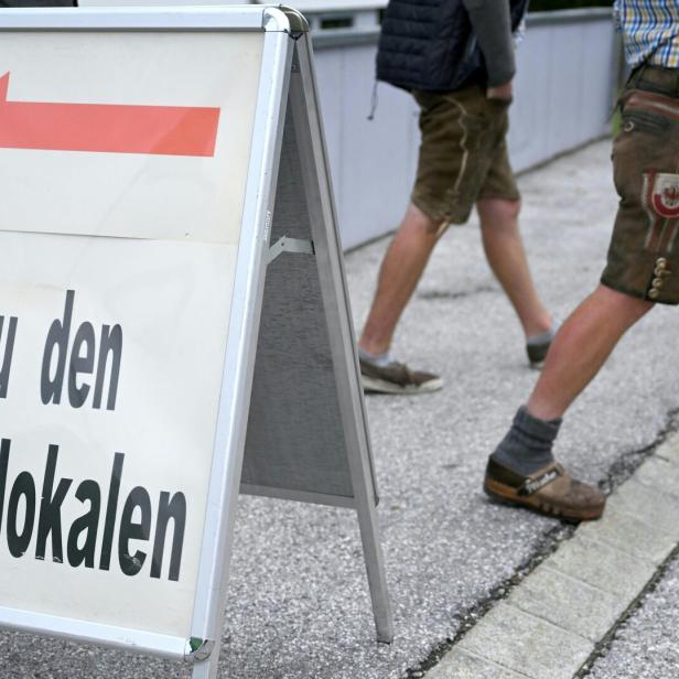 Schild vor Wahllokal