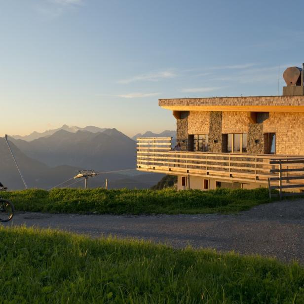 Die Fassade des Panoramarestaurants in der Bergwelt Hahnenkamm in Höfen wurde zweifach mit Lärchenschindeln gedeckt