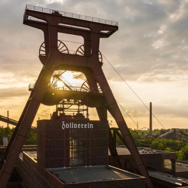 Die Zeche Zollverein in Essen im Abendlicht.