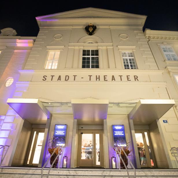 Die cremefarbene Außenfassade eines noblen Stadttheaters.
