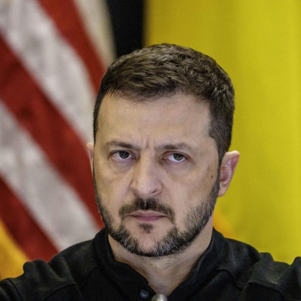 Wolodymyr Selenskyj vor USA- und Ukraine-Flagge
