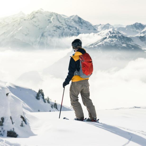Ein Skifahrer in den schneebedeckten Bergen des Zillertals.