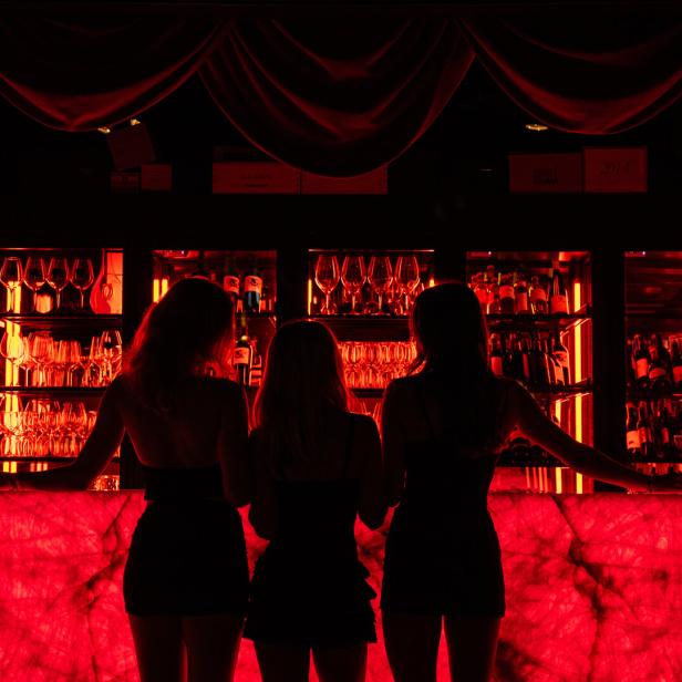 Drei Frauen stehen in der Cici Club Bar auf der Mariahilfer Straße.