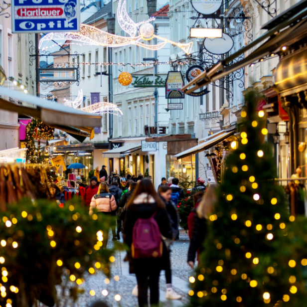 Eine weihnachtlich beleuchtete Einkaufsstraße.