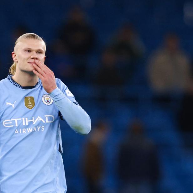 Erling Haaland im hellblauen Trikot von Manchester City hält sich die Hand vor den Mund.