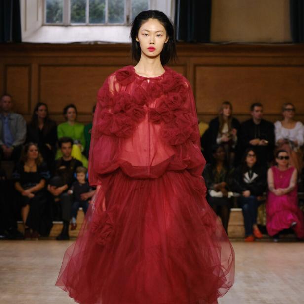 Traum aus himbeerrotem Tüll mit applizierten Tüllrosen. Look Molly Goddard.