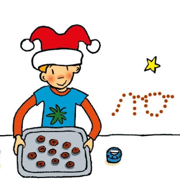 Ein Junge mit Weihnachtsmütze hält ein Blech mit Maronenplätzchen.