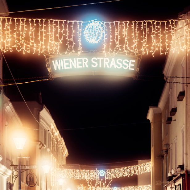 Eine weihnachtlich beleuchtete Einkaufsstraße.