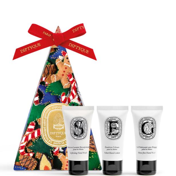 Ein Diptyque-Geschenkset mit Handseife, Handlotion und einem festlichen, weihnachtlichen Anhänger.