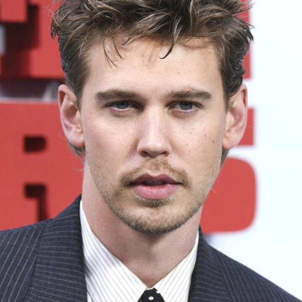 Porträt von Austin Butler mit Anzug und gepunkteter Krawatte.