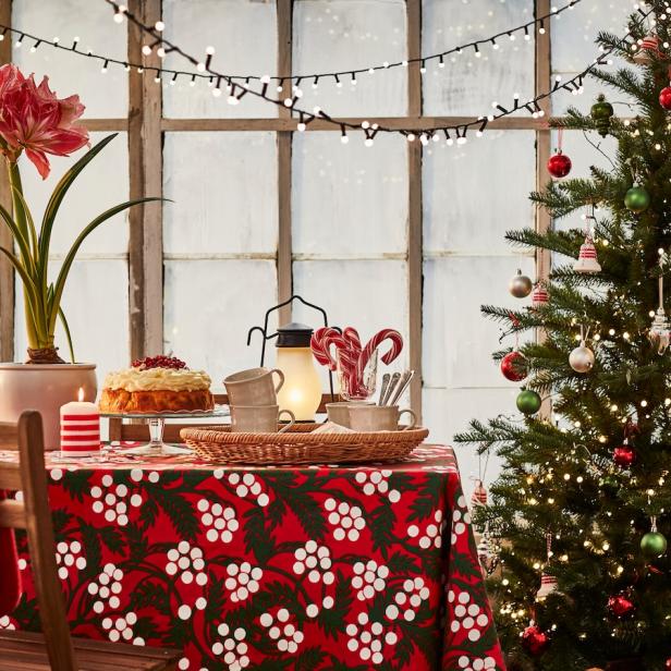Ein weihnachtlich dekorierter Tisch mit Kuchen, Zuckerstangen und einem Weihnachtsbaum.