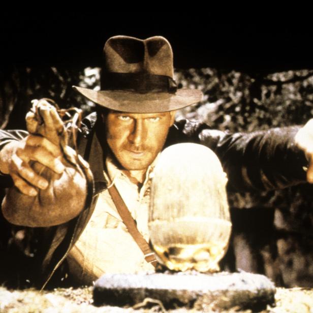 Indiana Jones tauscht eine goldene Statue gegen einen Sandsack aus.