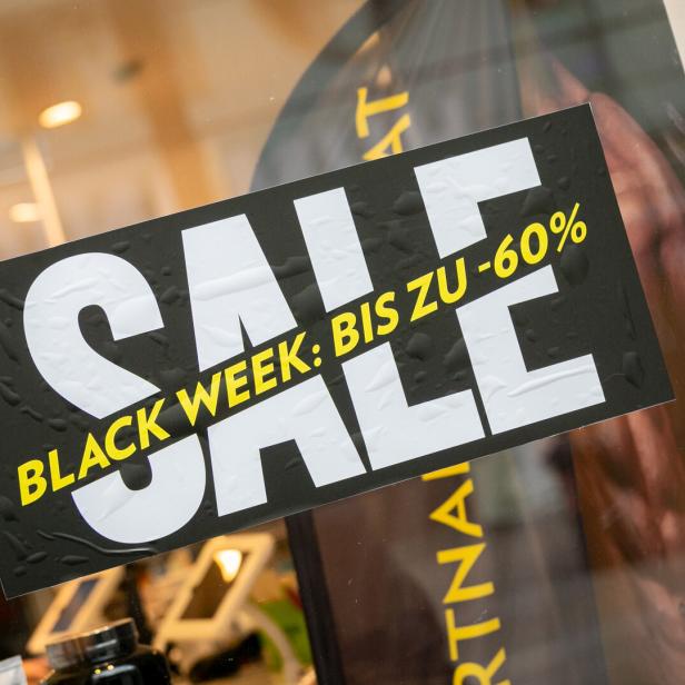 Ein Aufkleber an einem Fenster wirbt mit "Black Week: Bis zu -60% Sale".