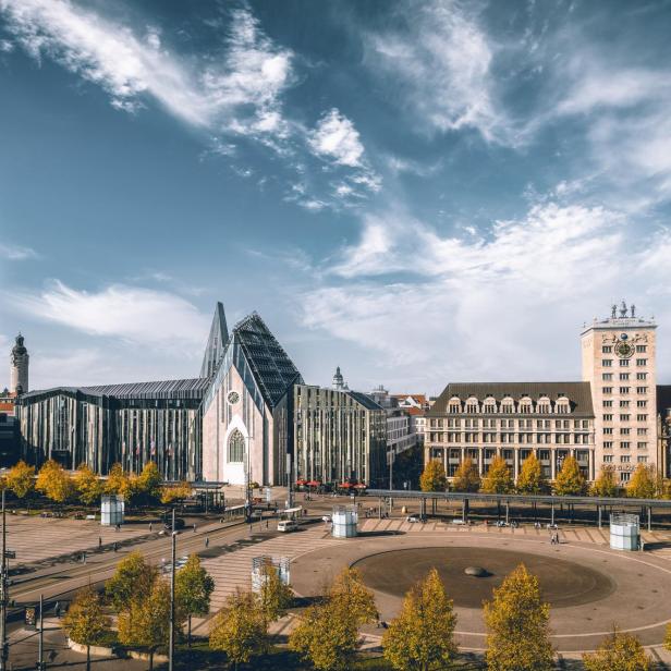 Der Augustusplatz in Leipzig mit sowohl Altbauten als auch Hochhäusern im Hintergrund.