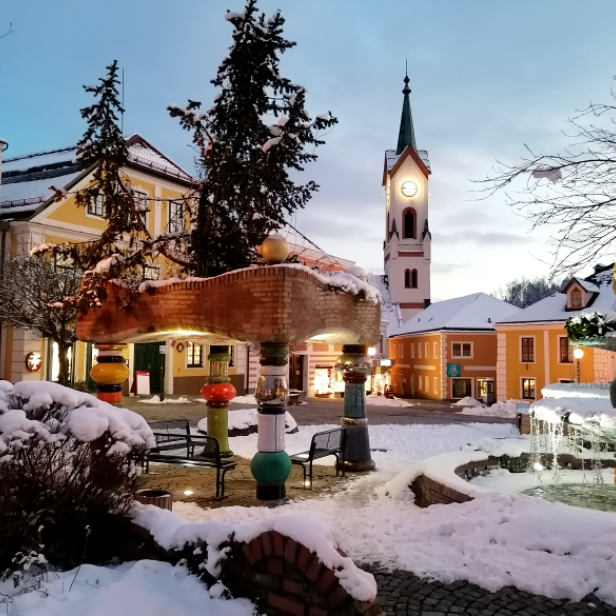 Eine Kleinstadt im Schnee, mit einer Kirche im Hintergrund