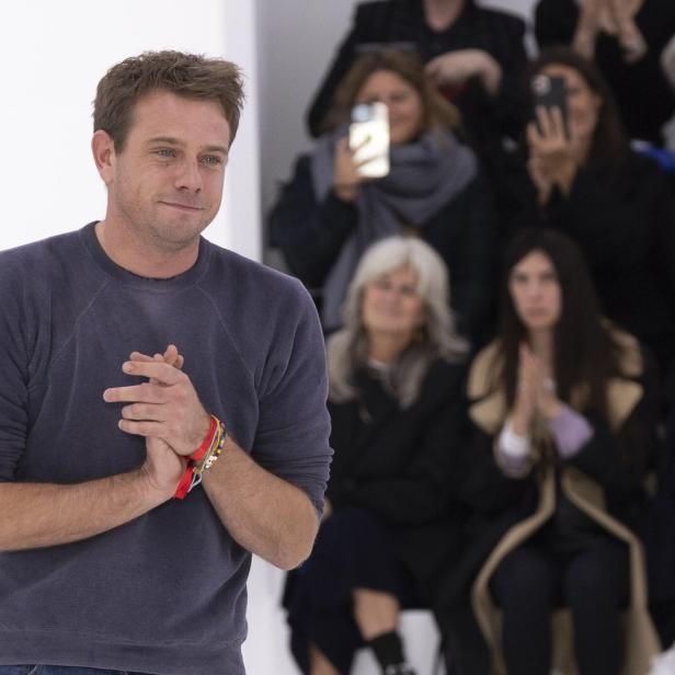 Jonathan Anderson applaudiert bei der Loewe-Modenschau in Paris, Frühjahr/Sommer 2025.