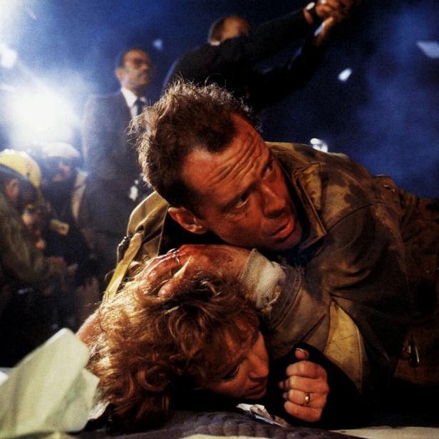 Nach der Explosion: Der von Bruce Willis gespielte Held drückt eine Frau zu Boden, um sie zu schützen.