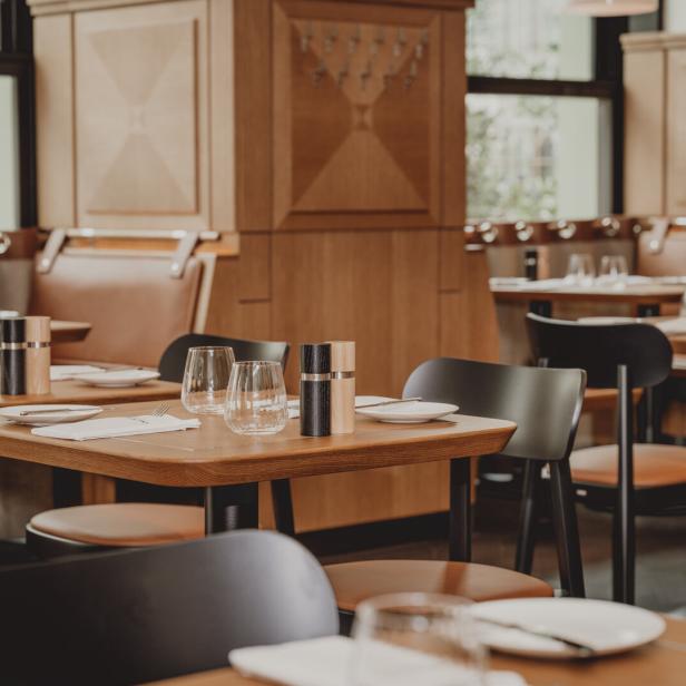 Tische mit Gedecken im Restaurant Plachuttas Neuer Markt.
