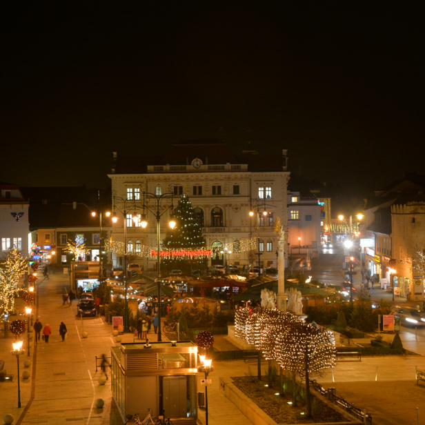 Eine Stadt bei Nacht mit Beleuchtung