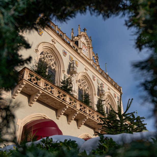Ein gotisches Gebäude mit einem Balkon