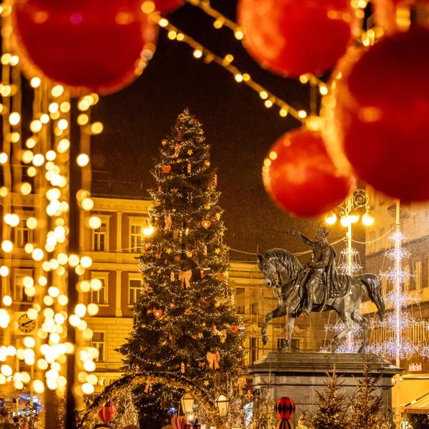 weihnachtliche Beleuchtung eines Platzes mit Statue