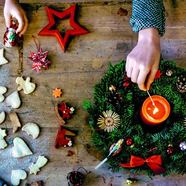 Kekse, Deko und Kerzen gehören zum Advent dazu.