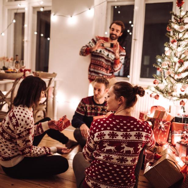 Freunde unterm Weihnachtsbaum.