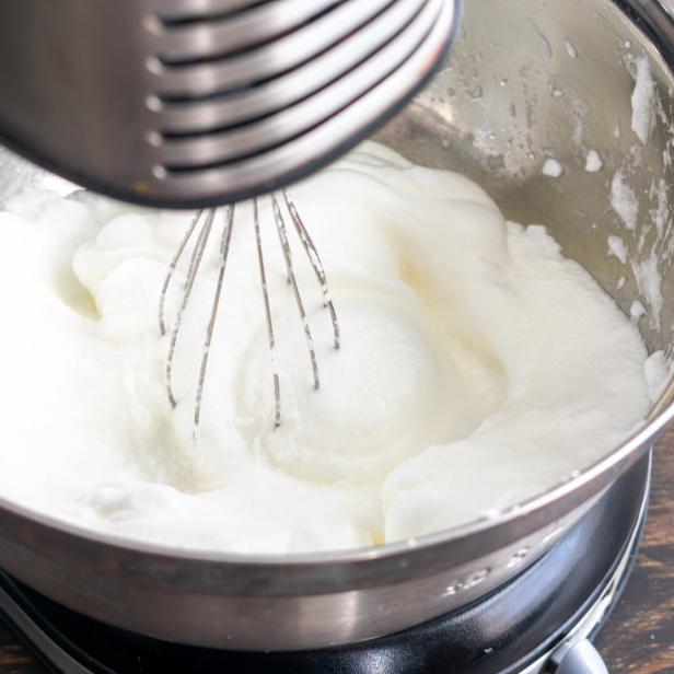 Eischnee wird in einer Küchenmaschine geschlagen.
