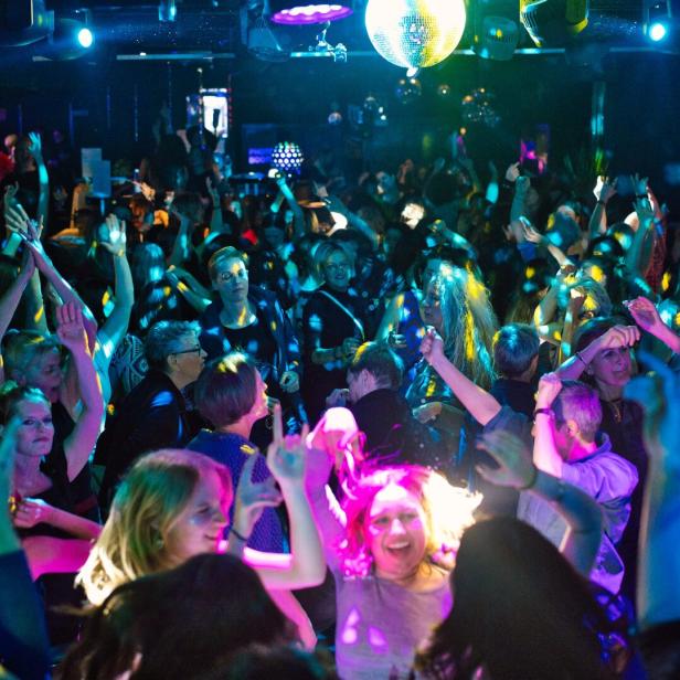 Der Kultclub U4 von Innen mit tanzenden Gästen.