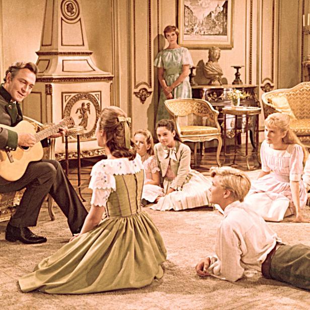 Szene aus „The Sound of Music“: Captain von Trapp spielt Gitarre für seine Kinder.