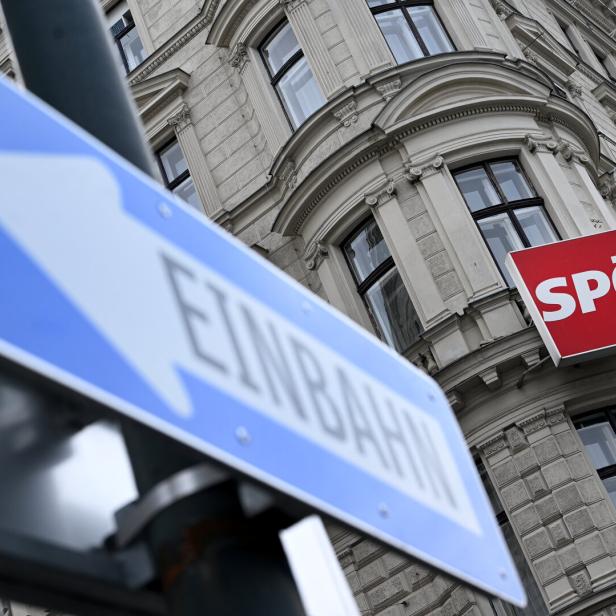 Einbahnschild vor Haus mit SPÖ-Logo 