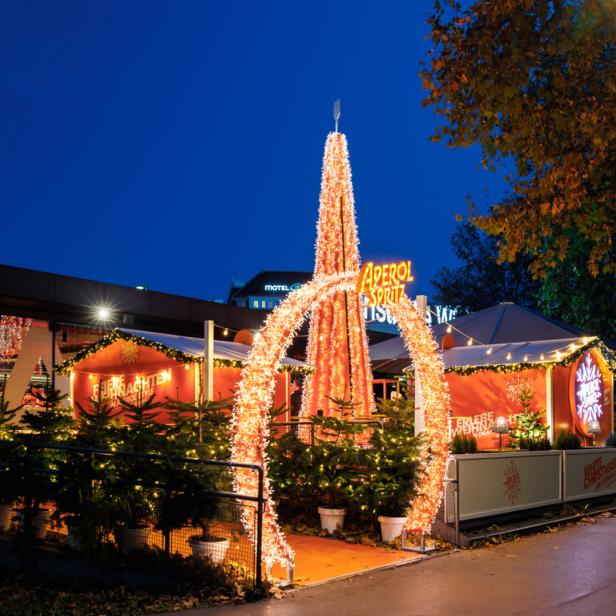 Der Winter-Pop-up-Stand von Aperol ist weihnachtlich geschmückt.