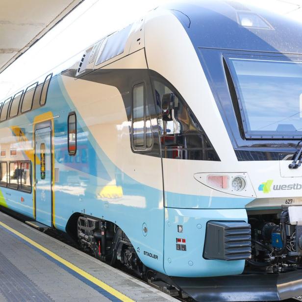 Ein Zug der Westbahn steht an einem Bahnsteig.