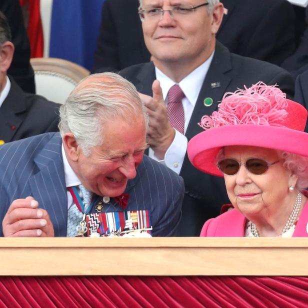 König Charles und Königin Elizabeth II. bei einer öffentlichen Veranstaltung.