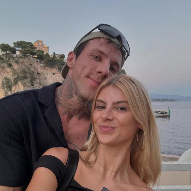 Romina Palm und Christian Wolf: Junges Pärchen posiert im Urlaub für ein Selfie.