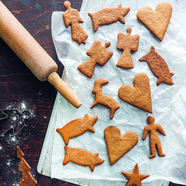 Verschiedene Lebkuchenformen liegen auf einem Backblech.