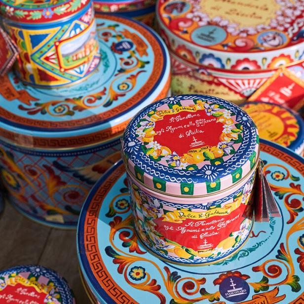 Mehrere dekorative Dolce & Gabbana Panettone-Dosen stehen übereinander.
