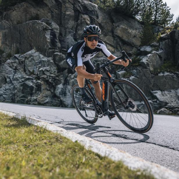 Radfahrer auf einem KTM E-Bike