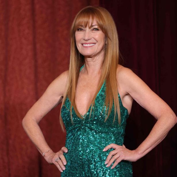 Jane Seymour posiert in einem grünen, paillettenbesetzten Kleid.