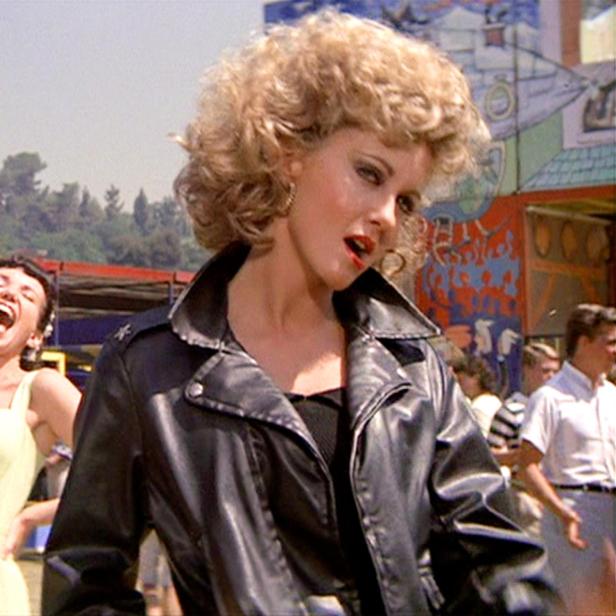 Olivia Newton-John mit der Lederjacke, die nun versteigert wurde.