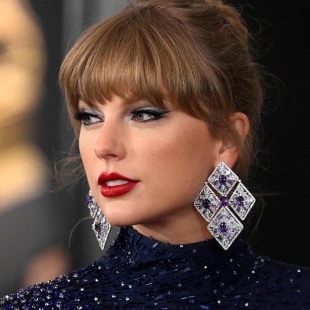 Taylor Swift trägt auffällige, glitzernde Ohrringe.
