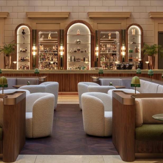 Die „Theo's Bar“ präsentiert sich mit elegantem Interieur und einladenden Sitzgelegenheiten.