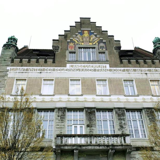 Das Landesgericht mit einem Mosaik von Kaiser Franz Josef I. an der Fassade.
