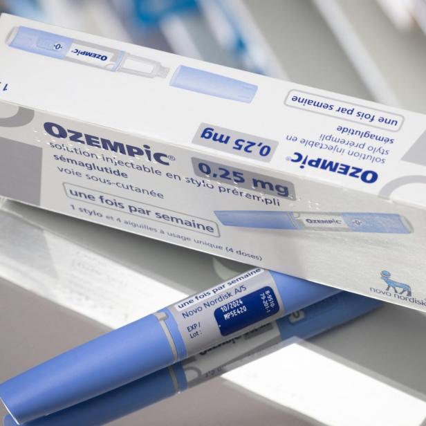 Eine Packung Ozempic 0,25 mg und ein Injektionsstift liegen auf einer reflektierenden Oberfläche.