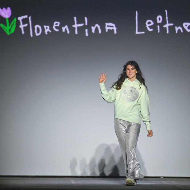 Florentina Leitner auf dem Laufsteg während einer Modenschau.