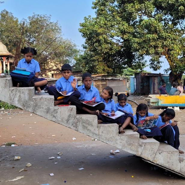 Der harte Alltag in Slums in Indien: Wie Österreicher helfen