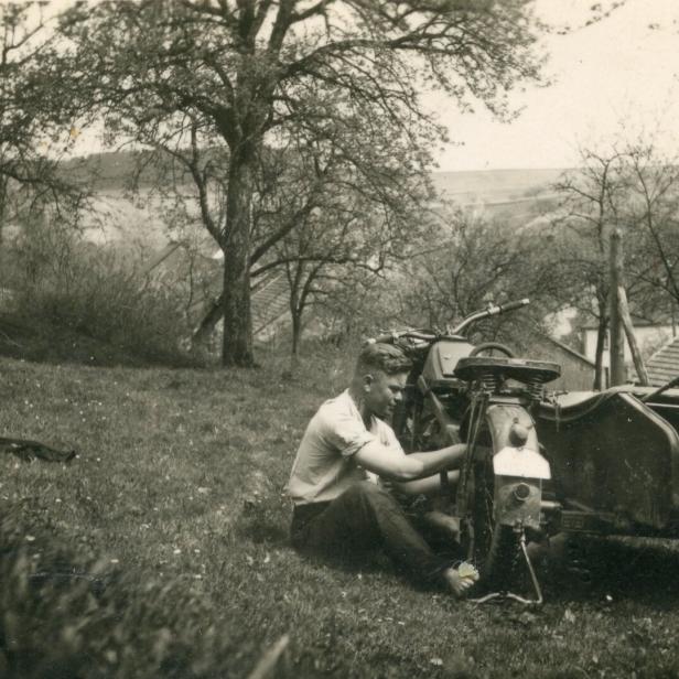 Franz Streitberger als junger Mann mit seinem Motorrad. Er wurde 99 Jahre alt   