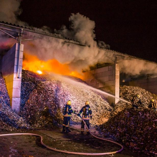 NÖ: Großalarm um brennendes Reyclingmaterial