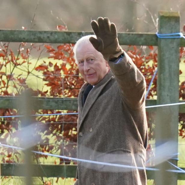 König Charles III. beim Verlassen der Kirche in Sandringham