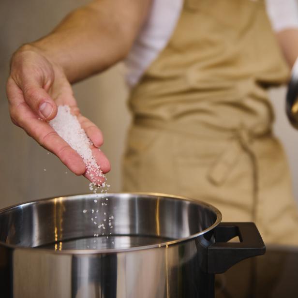 Wer zu viel Salz erwischt, kann etwa mit Milchprodukten neutralisieren.